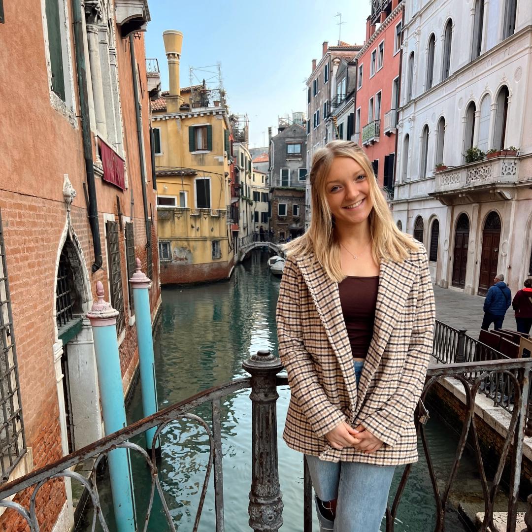 '23 Italy study abroad marketing analytics major Allison Lundeen 